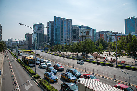 城市里的高楼大厦和街道图片