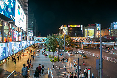 行走在路上海报北京西单商业街背景