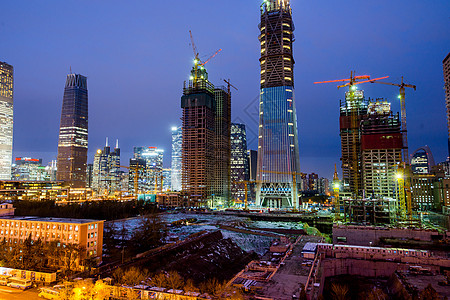 城市里的高楼大厦和街道高清图片