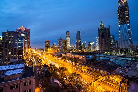 工地夜景城市里的高楼大厦和街道背景