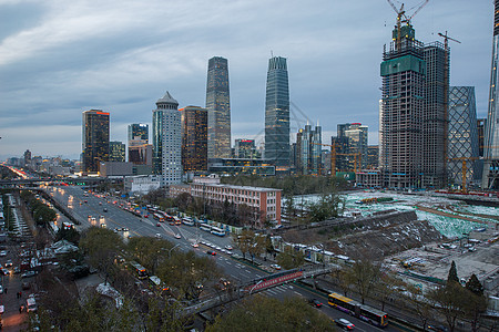 城市里的高楼大厦和街道图片