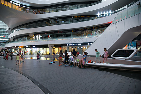 北京地标建筑北京的城市街道和高楼商场背景