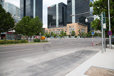 北京城市道路和商务办公楼高清图片