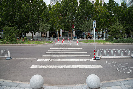 北京城市道路和商务办公楼图片