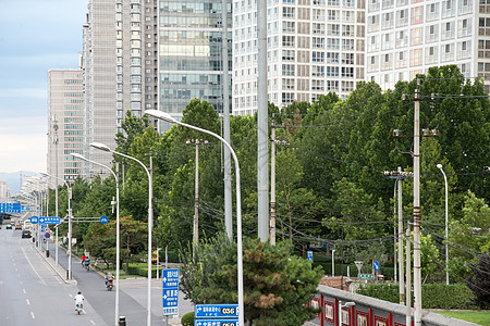 繁华街景北京城市道路和商务办公楼背景