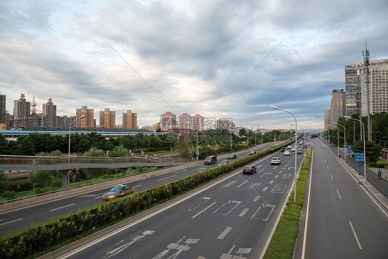 北京的城市街道和高楼图片