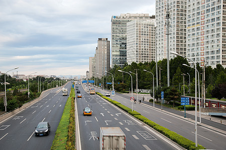 北京的城市街道和高楼图片