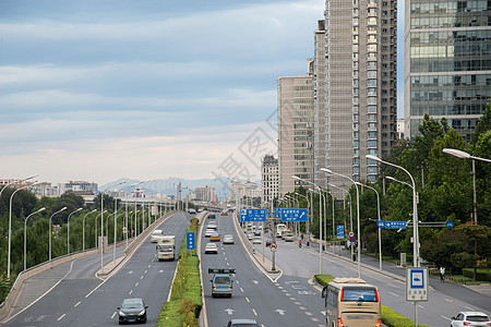 北京的城市街道和高楼图片