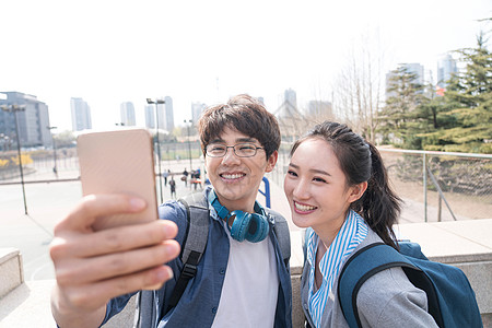 校园直播快乐的青年大学生情侣直播背景