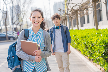 青年文化大学生情侣在校园里图片