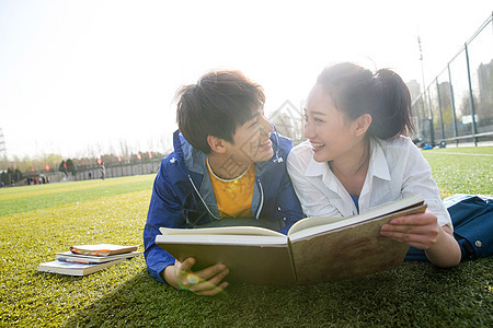 看书东方人20到24岁大学生情侣在校园里学习图片