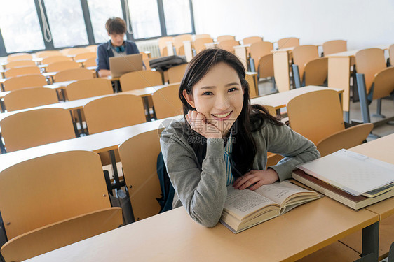 梦想彩色图片休闲装大学生在教室里学习图片