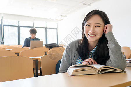 同学20到24岁骄傲大学生在教室里学习图片