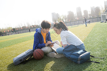 青年大学生在校园里学习高清图片