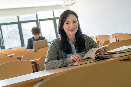 成人学习学校大学生在教室里学习背景