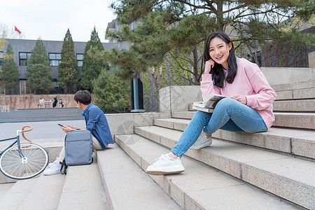 休闲大学生在校园里学习图片