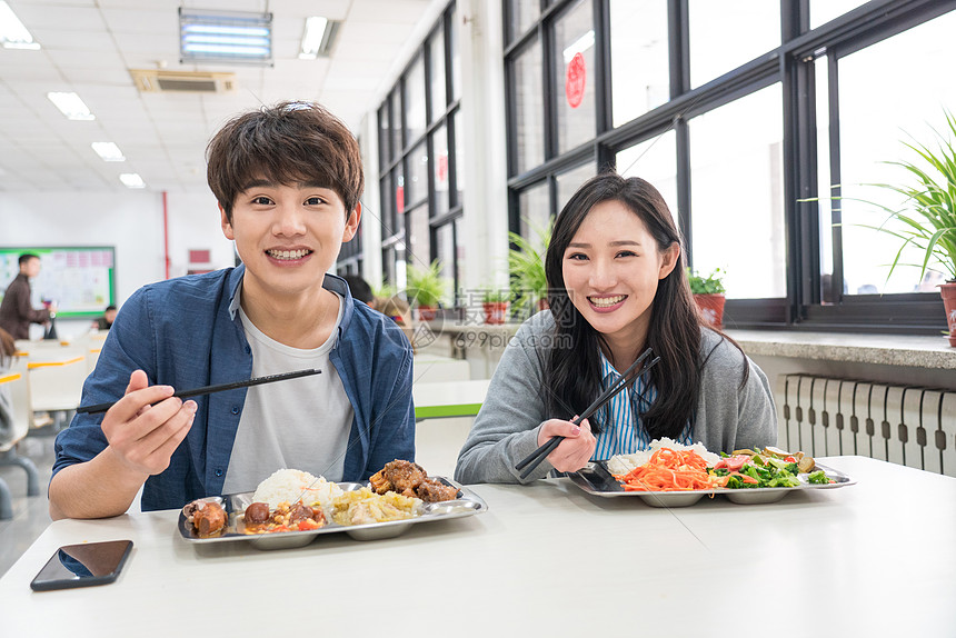 大学生在食堂里用餐图片