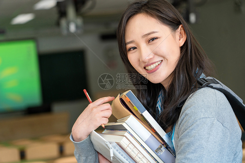 女大学生在教室里学习图片