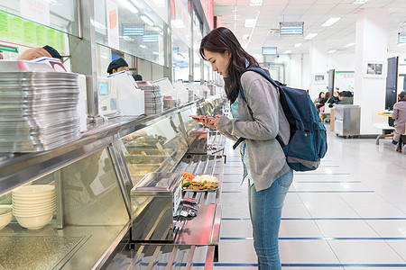 学校大学生在食堂里用餐高清图片