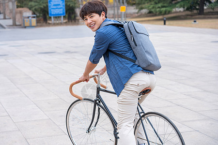 大学生在校园里骑自行车图片