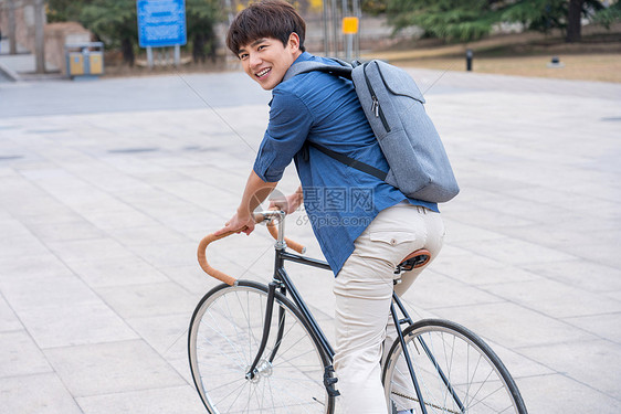 大学生在校园里骑自行车图片