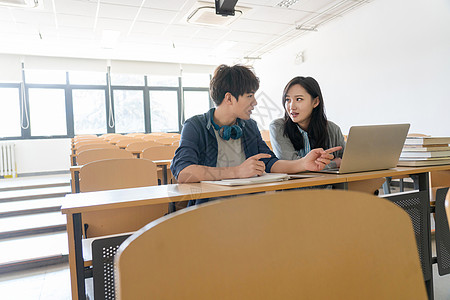 大学生电脑课桌大学生在教室里背景