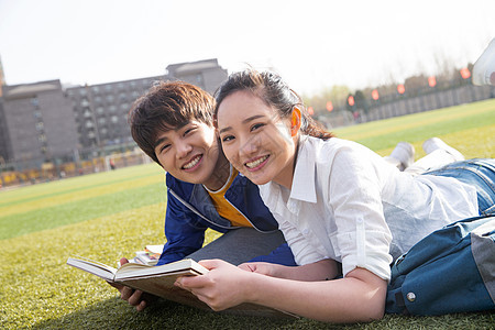 大学生情侣在校园里学习图片