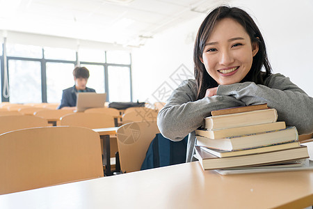 青年大学生在教室里学习图片