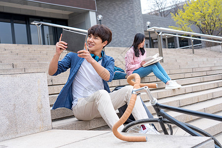 成人学习25岁到29岁看书彩色图片大学生在校园里学习背景