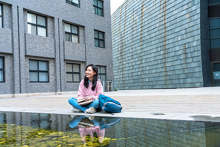 教科书青年文化欢乐大学生在校园里学习图片