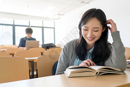 20到24岁满意梦想大学生在教室里学习图片