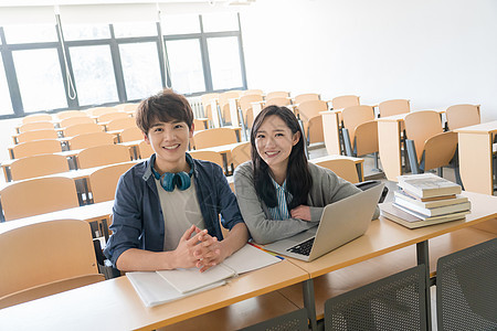 成年人快乐情侣大学生在教室里学习图片