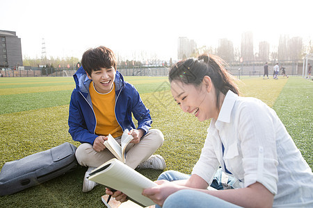 青年大学生在校园里学习图片