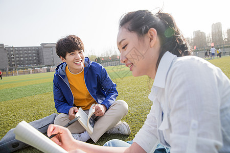 草地青年大学生在校园里学习图片