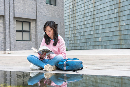 成人学习亚洲人水平构图骄傲大学生在校园里学习背景