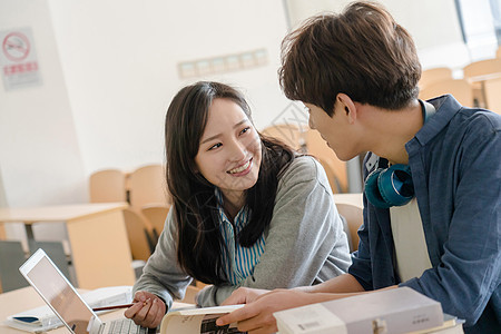 青年大学生在教室里学习图片