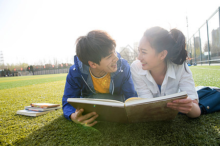 大学生情侣在校园里学习图片