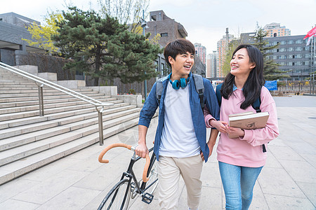 关爱青年人楼梯台阶大学生情侣在校园里图片