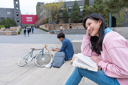 欢乐成人教育女人大学生在校园里学习图片