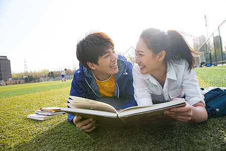 友谊欢乐户外大学生情侣在校园里学习图片