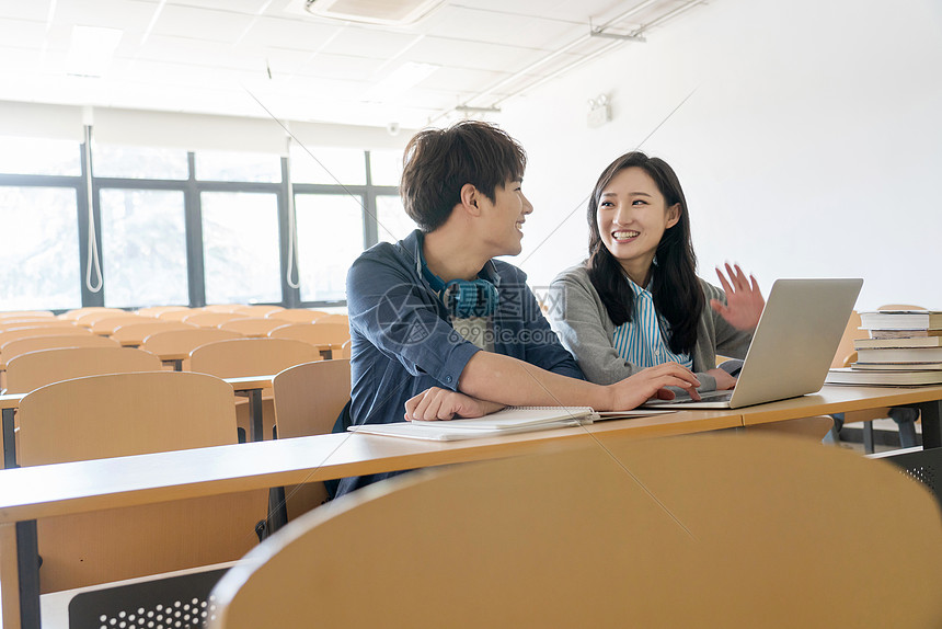高清照片下载,该高清照片标题为休闲装面对面成年学生大学生在教室里