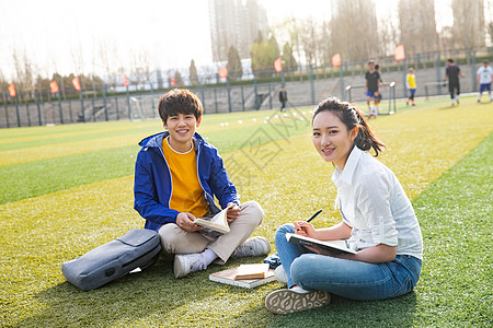 东方人男人户外青年大学生在校园里学习图片