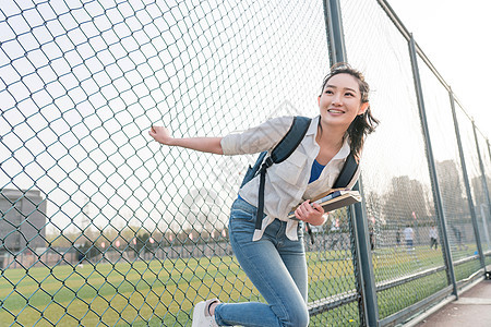 欢乐水平构图书包青年女大学生图片