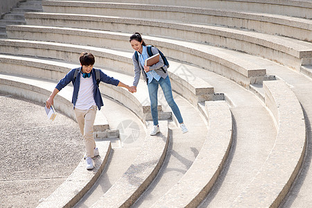 高等教育休闲装嬉戏的快乐的大学生情侣高清图片