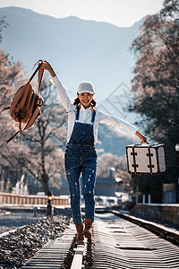 幸福郊区活力青年女人在铁轨上行走图片