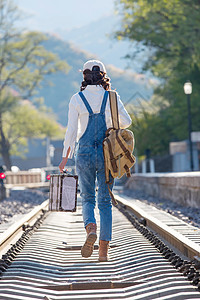 亚洲人彩色图片自由青年女人在铁轨上行走图片