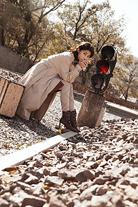 纯洁图片视觉效果青年女人坐在铁轨上图片