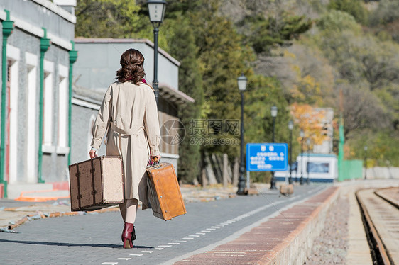 青年女人拿着行李箱旅行图片