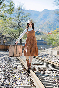 行走的人裙子环境保护优雅青年女人在铁轨上行走背景