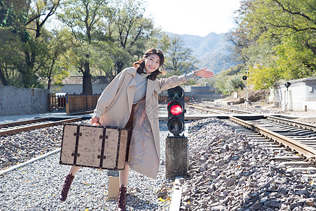 户外图片视觉效果青年女人站在铁轨上图片